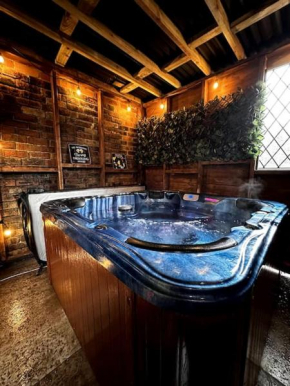 Modern and spacious house with Hot Tub